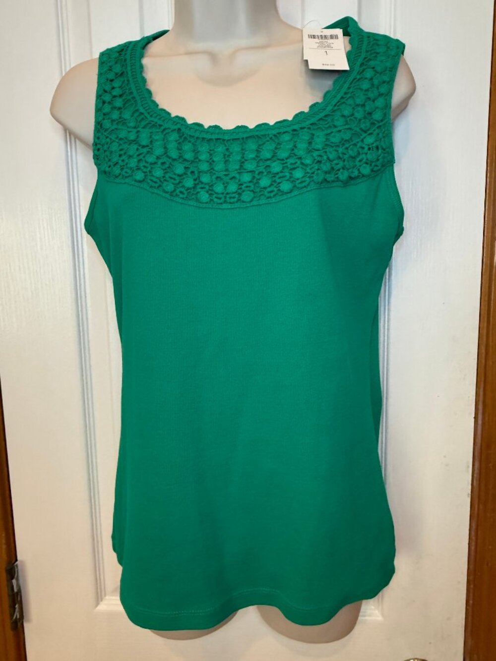 Chico's Trimmed Liliana Tank in Vivid Green, size med - NWT!!